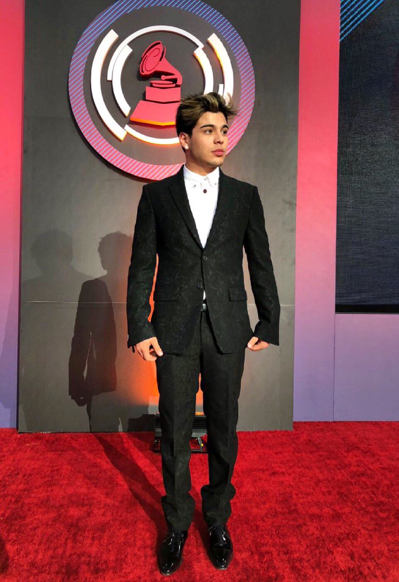 razeofficial's tweet photo. Un caballero es aquel que vista como vista, llevará su honor y su valentía a caballo de su ternura. Nadie lleva ese título mejor que @villalobossebas #RazersLife https://t.co/xF1XIqaaEB