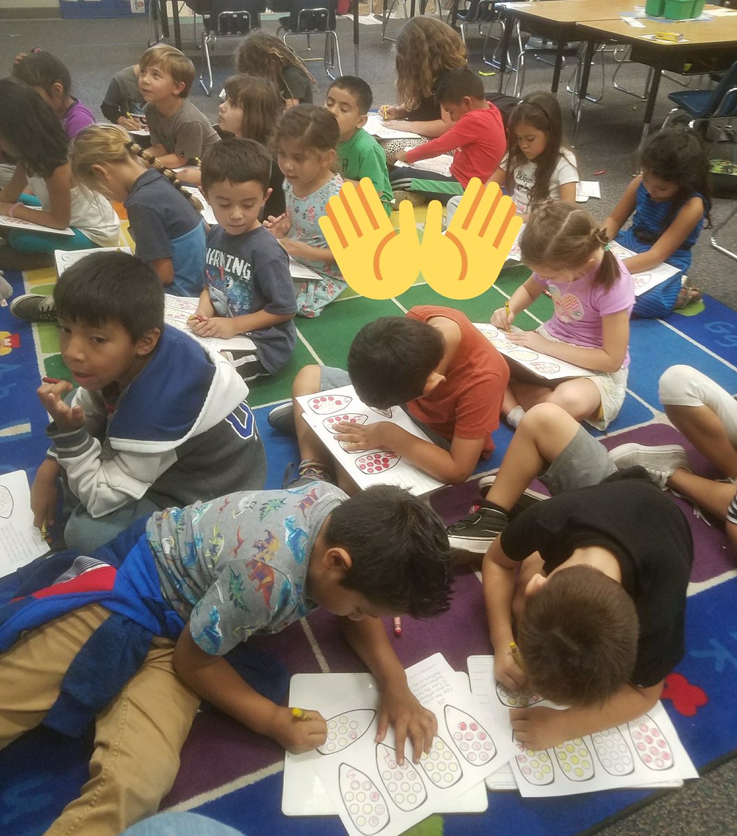 MaestraJara's tweet photo. Getting festive today with our #groupsof10 #conjuntosde10! #turkeyfeathers #kinderlife #kinderbilingue #kinderrocks #kinderboliviano @CajonValleyUSD @BosLangAcademy #kindermath https://t.co/lTLyeITz78
