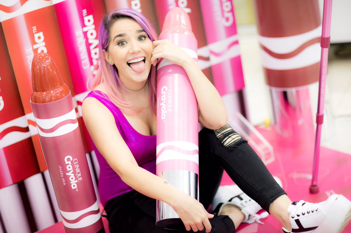 DianaMonsters's tweet photo. QUE NOSTALGIA!! Amaba los crayones!🖍Apenas ví esta colección limitada de #ChubbyStick de #CliniqueCrayola QUEDÉ ENAMORADA!! Son Bálsamos hidratantes de labios💖Vayan a probarlos en @StevensPanama de Albrook Mall, Multiplaza y Altaplaza 💙
#CliniquePanama #CliniqueLatam https://t.co/u2uO6Cuutv