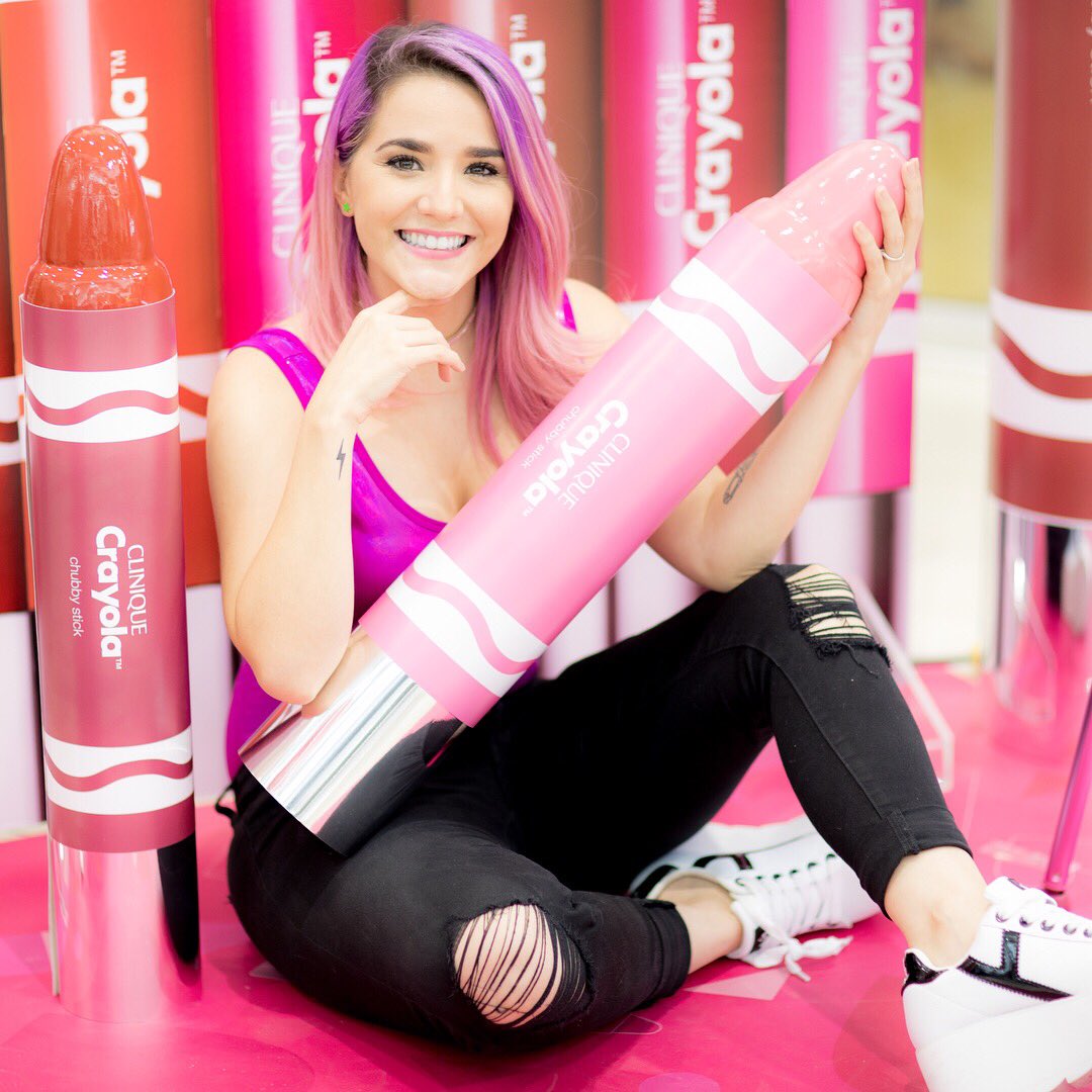 DianaMonsters's tweet photo. QUE NOSTALGIA!! Amaba los crayones!🖍Apenas ví esta colección limitada de #ChubbyStick de #CliniqueCrayola QUEDÉ ENAMORADA!! Son Bálsamos hidratantes de labios💖Vayan a probarlos en @StevensPanama de Albrook Mall, Multiplaza y Altaplaza 💙
#CliniquePanama #CliniqueLatam https://t.co/u2uO6Cuutv
