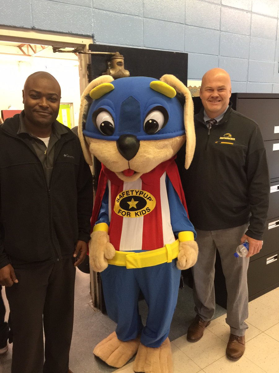 KosyUpper's tweet photo. 5th grade DARE graduation today! https://t.co/wisZ3wVUap