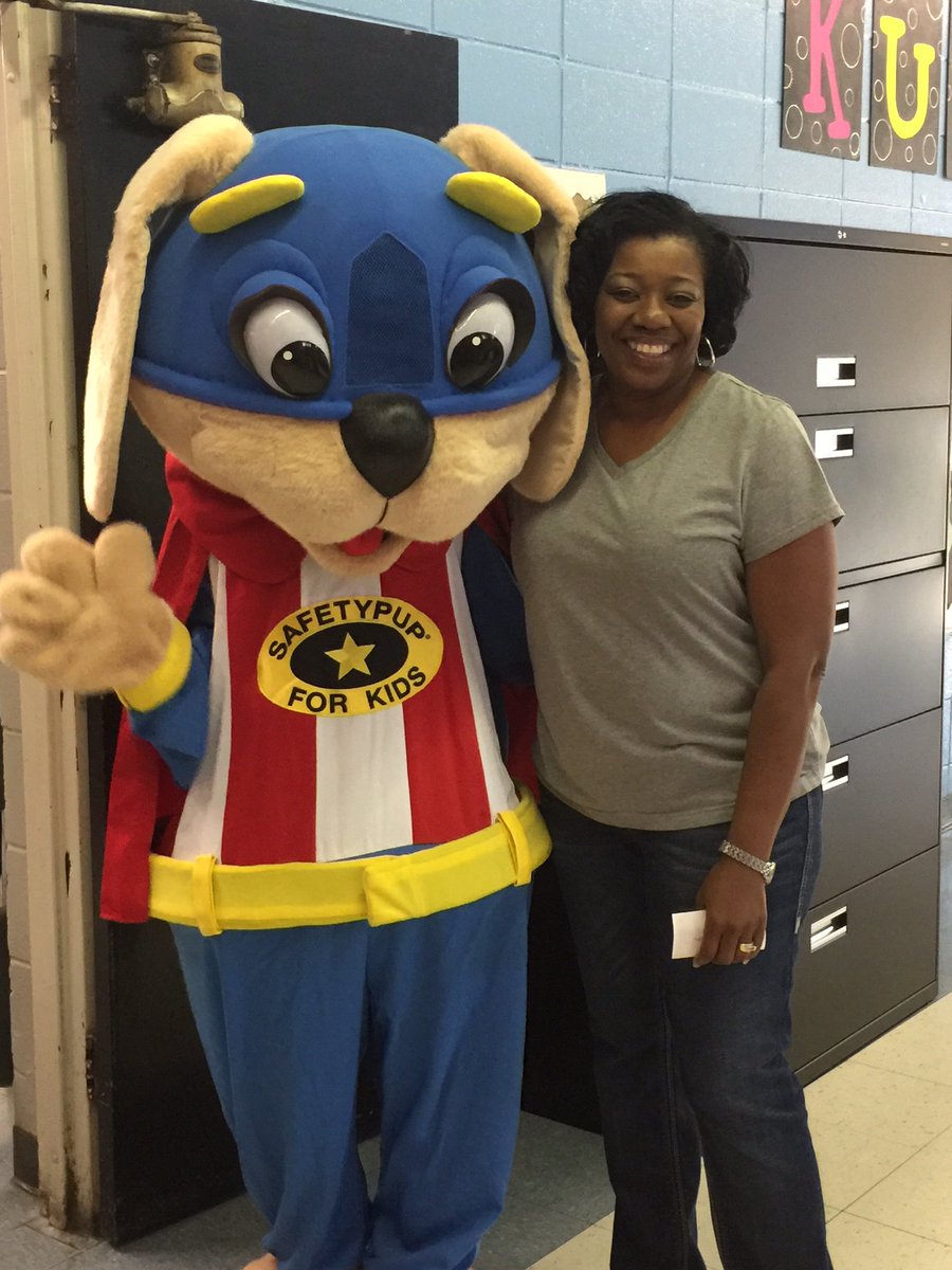 KosyUpper's tweet photo. 5th grade DARE graduation today! https://t.co/wisZ3wVUap