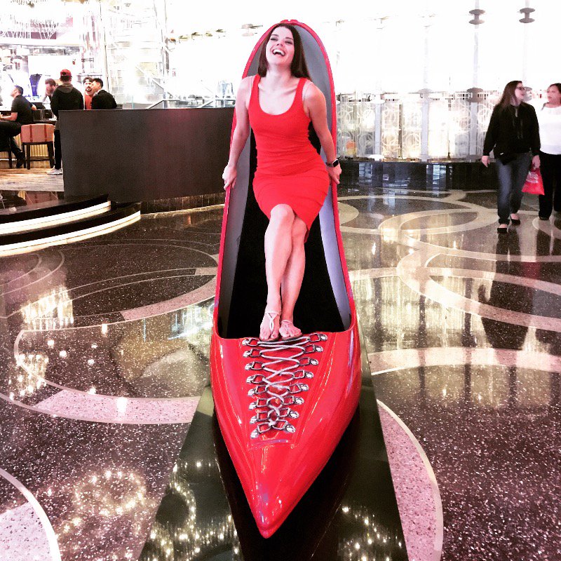 charlenerose3's tweet photo. Had too much fun doing a #promomodeling gig in Vegas yesterday! #modellife #lasvegas #bigredshoe #reddress #womanlyhips https://t.co/xxUz1EmOO8