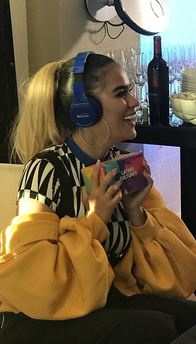 The talented (VERY talented!) @KarolGmusic reaction to <a href="/googlearts/">Google Arts&Culture</a> #LatinoCulturesInUS  #Priceless! #CulturaConGoogle