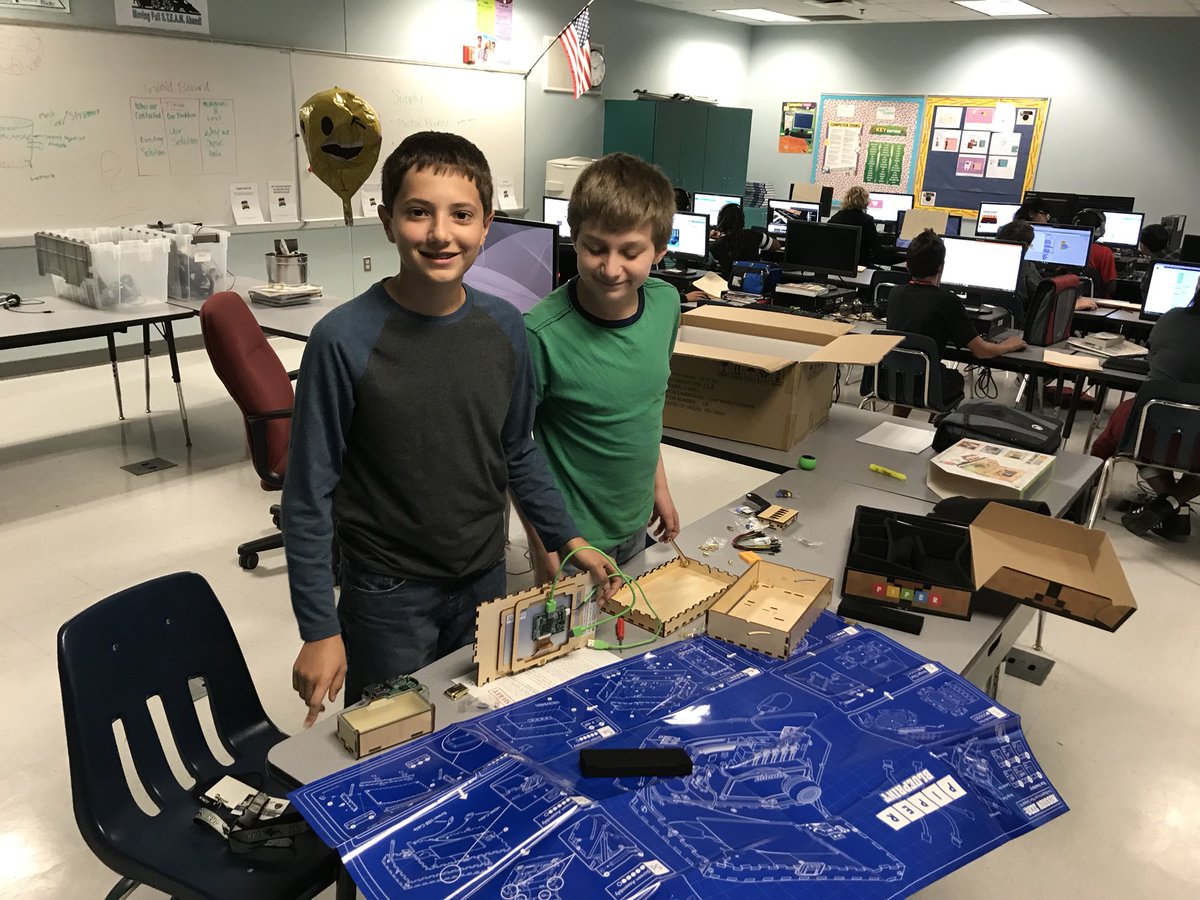 RobertTHolcomb's tweet photo. We are already PIPERed up over at TLAM!! @DuvalSchoolsCTE @tlamwolves vlachakisalex #CSforJAX https://t.co/QEb7ThxVFv
