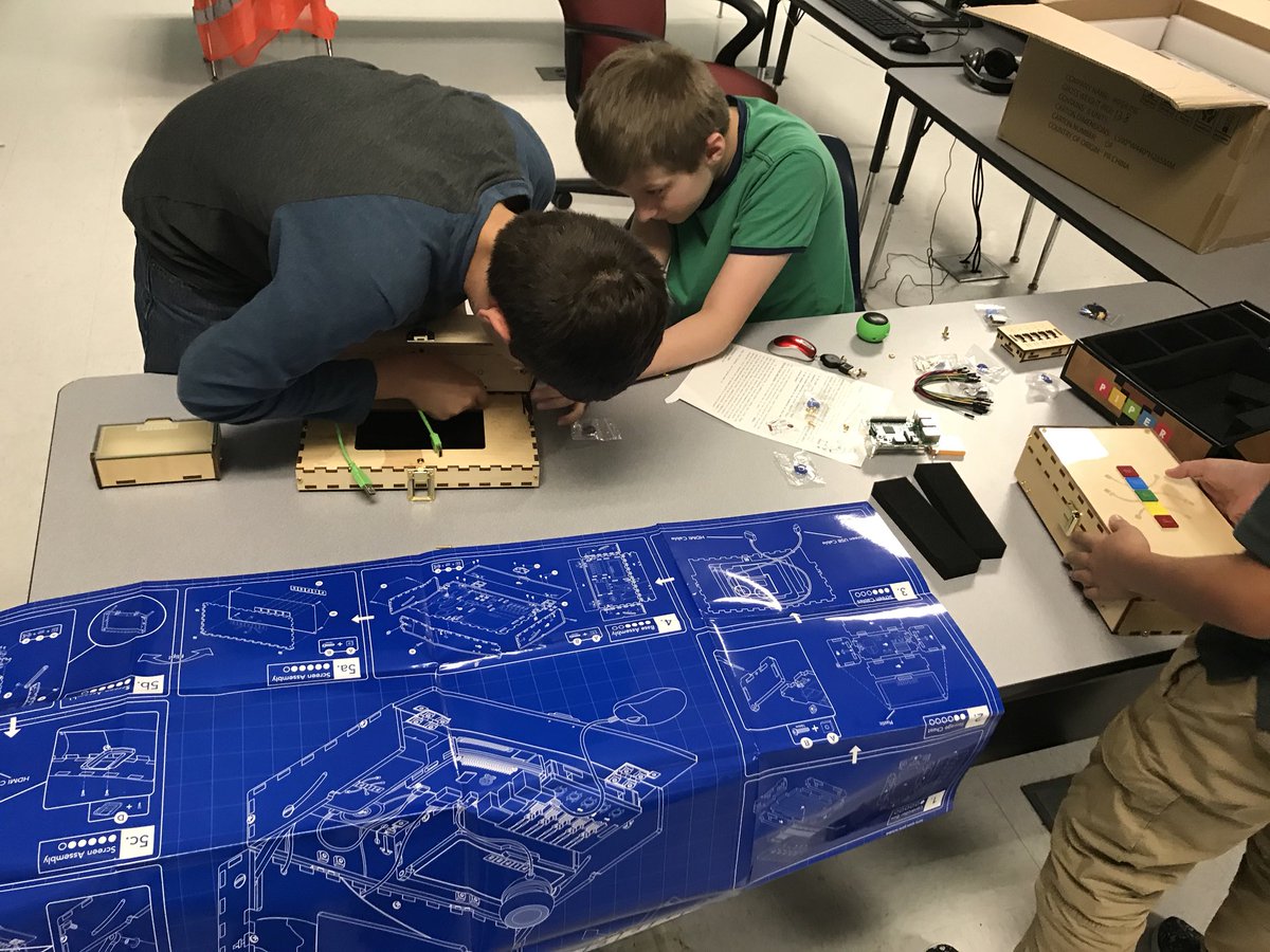 RobertTHolcomb's tweet photo. We are already PIPERed up over at TLAM!! @DuvalSchoolsCTE @tlamwolves vlachakisalex #CSforJAX https://t.co/QEb7ThxVFv