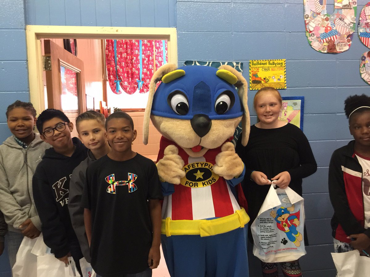 KosyUpper's tweet photo. 5th grade DARE graduation today! https://t.co/kwjCBQ4sRr