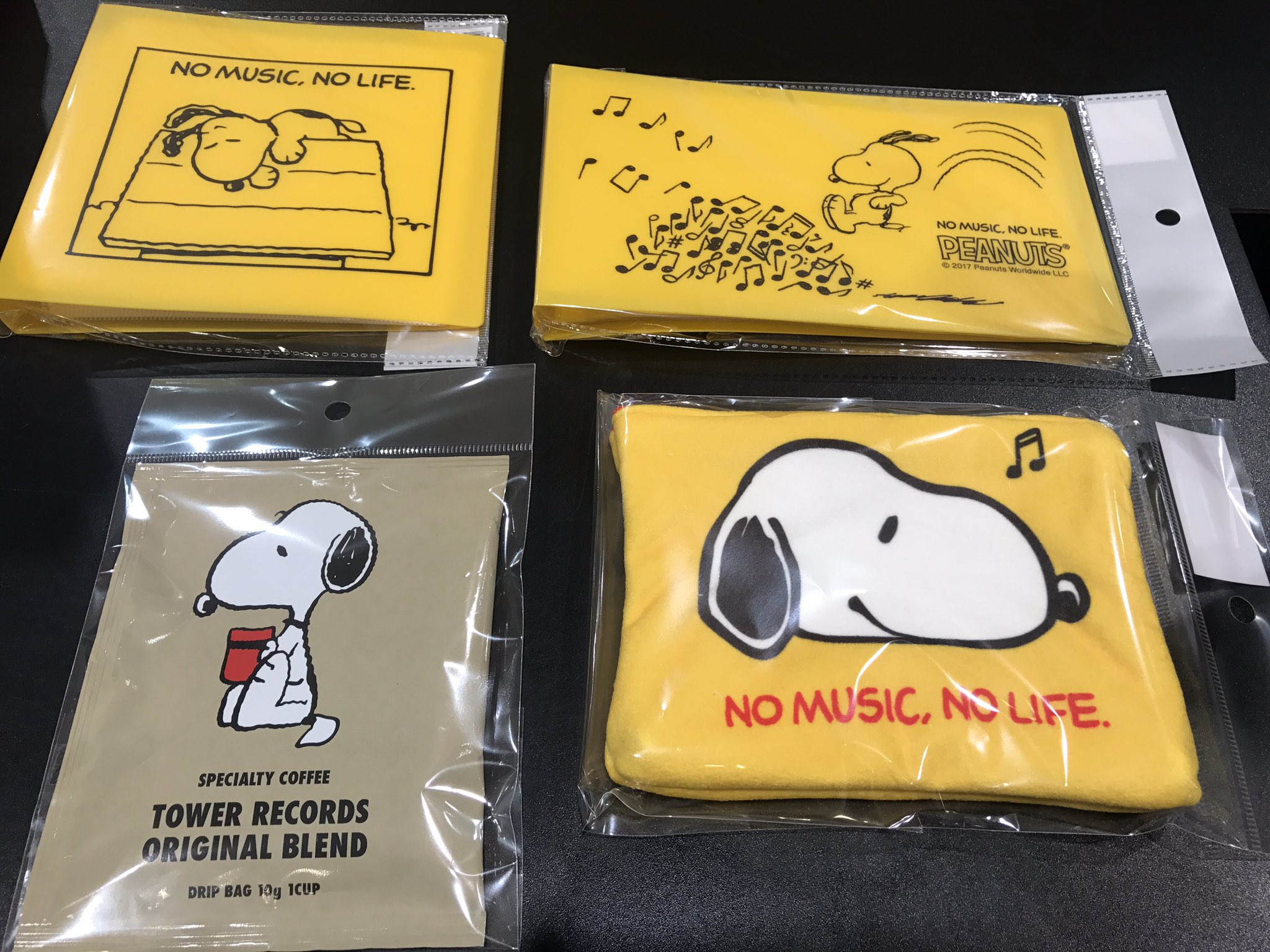タワーレコード錦糸町パルコ店 スヌーピー スヌーピー Tower Recordsコラボ商品 チケットファイル Cdケース コーヒー ポーチが発売開始いたしました Cdケースはdvdやブルーレイなど直径12cmディスク12枚を収納できます 持ち運びにも