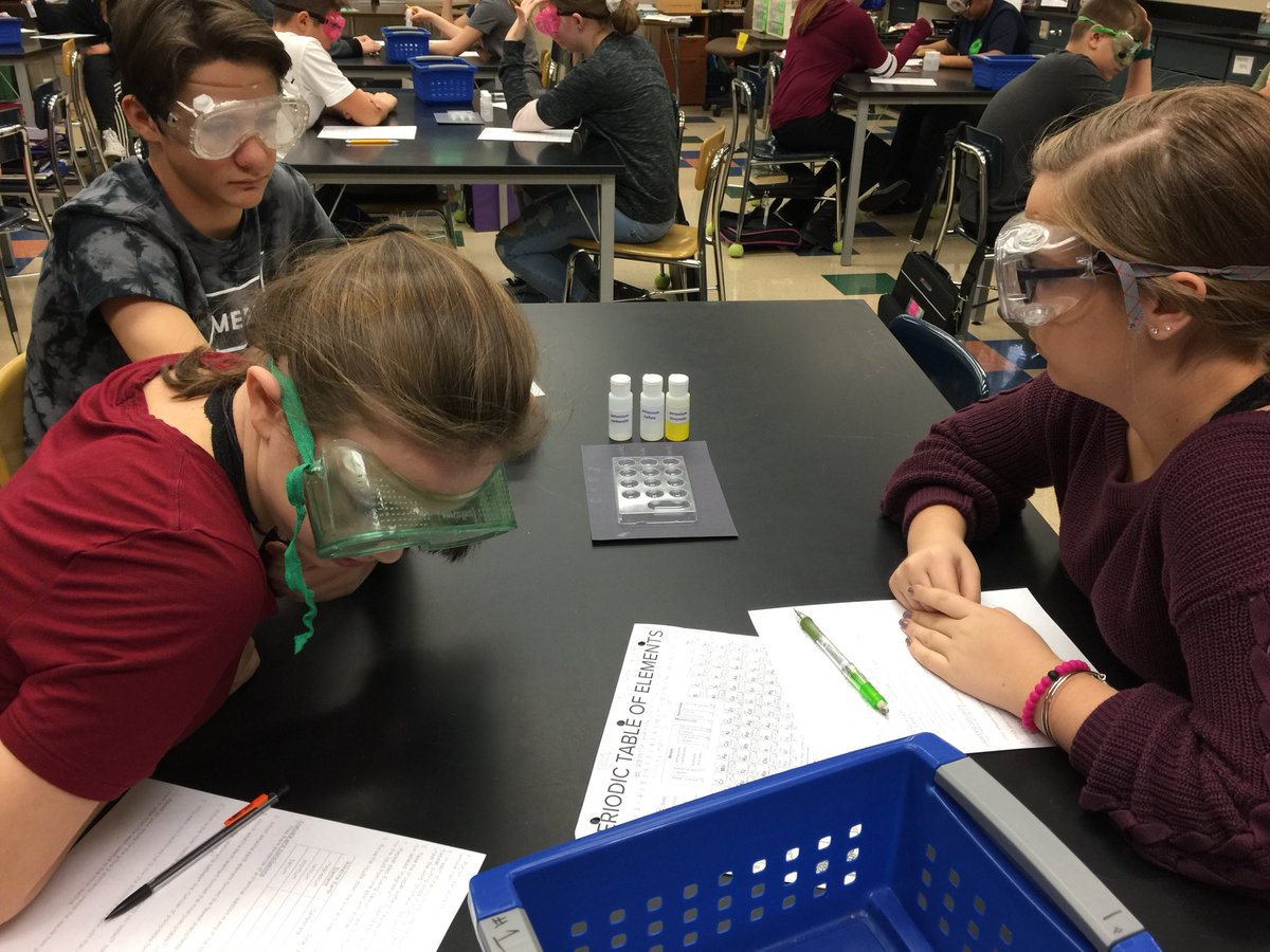 lesmith_the's tweet photo. A little reaction happening in #R3lab today. #EveryoneLooksGoodInGoggles @WarriorsWMS @mcopenhaverWMS @RentfrowTeacher https://t.co/Xh2oIugUEz
