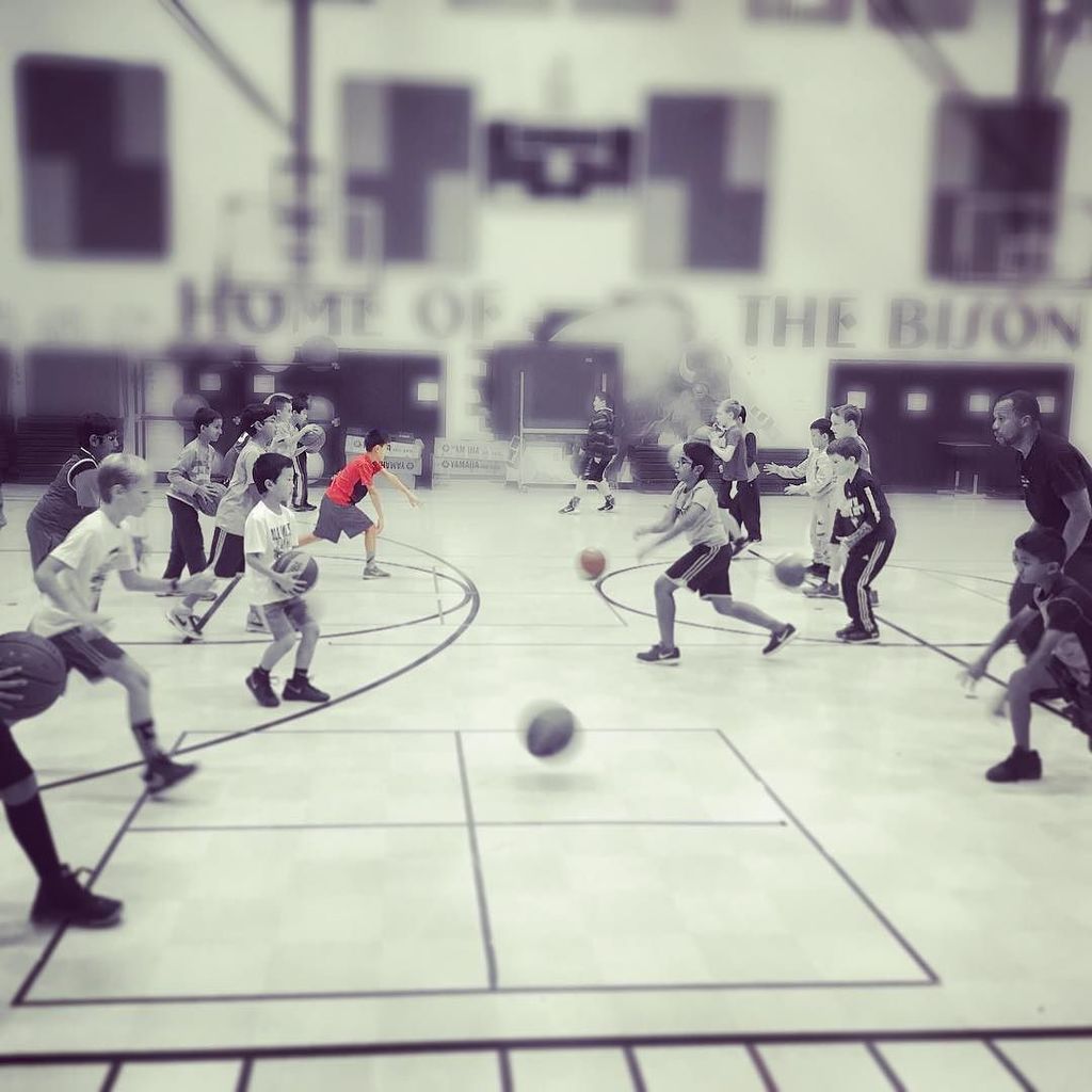 transitionpete's tweet image. Kid2 and team is practicing the #bouncepass and on their way to learning some #basketball 🏀