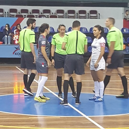 PromoFut's tweet image. Capitanas de cada equipo y cuerpo arbitral hacen la rifa previo al inicio del juego entre #Una vs #CostaBallenaFutsal. Estamos en vivo por #tdmas #SomosPromoFut bit.ly/2hz0xs0