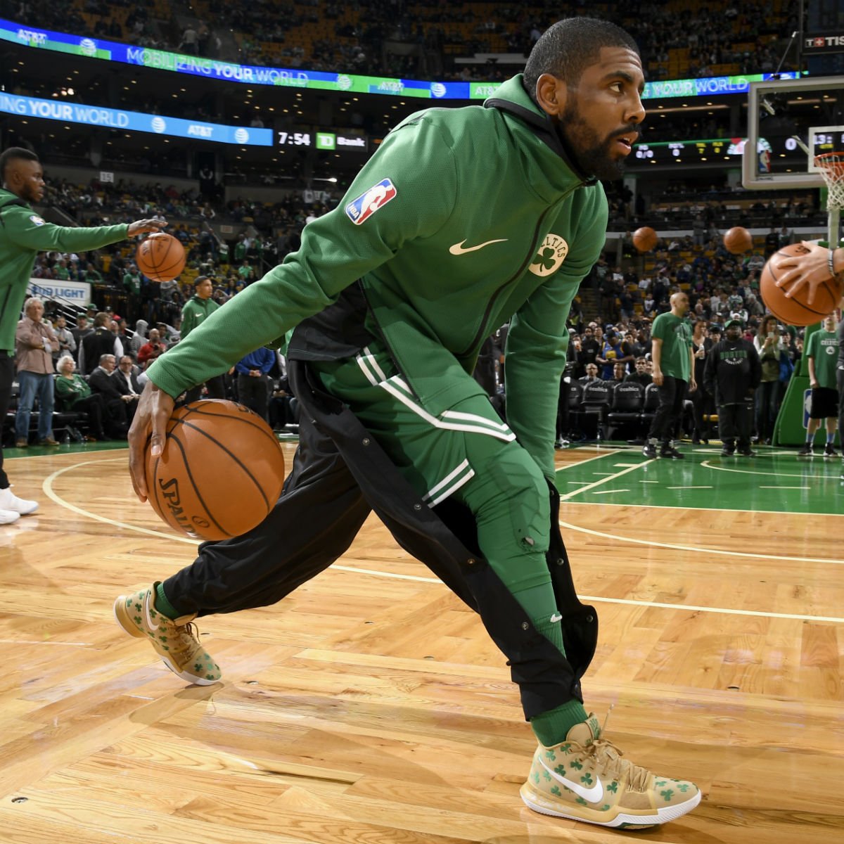 #solewatch: @kyrieirving wearing his