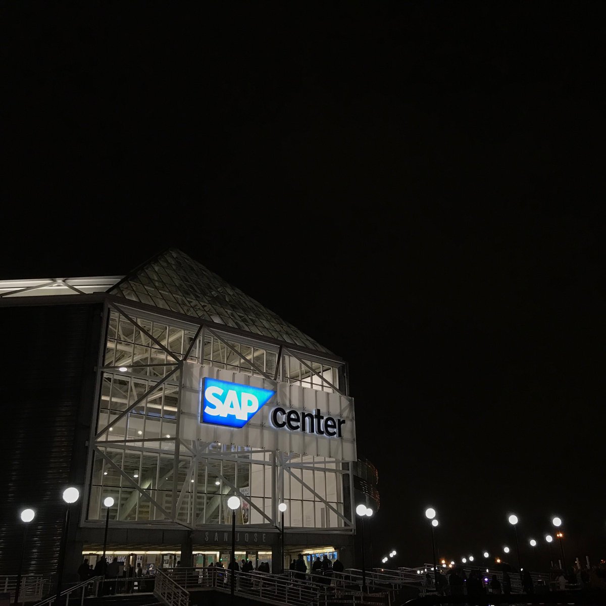#LateNightWithTheCats comin’ at yah from San Jose. 😼 https://t.co/rg5wpM3YfP