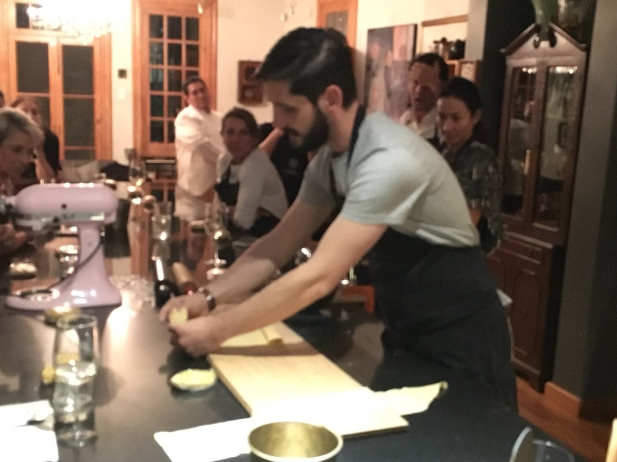 CasaJacarandaMX's tweet photo. Cortando el tagliatelle. @Marcarboni https://t.co/8xvOtdQxIn