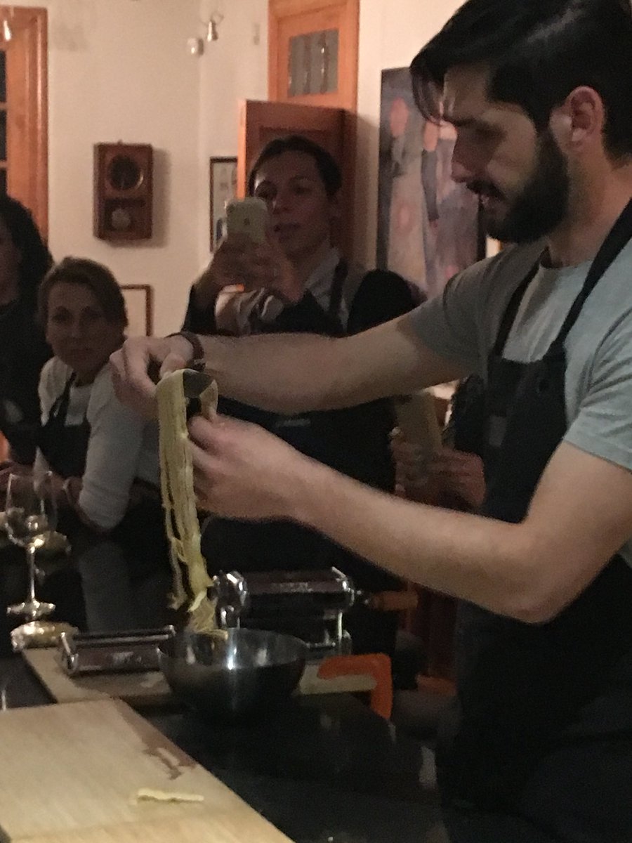 CasaJacarandaMX's tweet photo. Cortando el tagliatelle. @Marcarboni https://t.co/8xvOtdQxIn