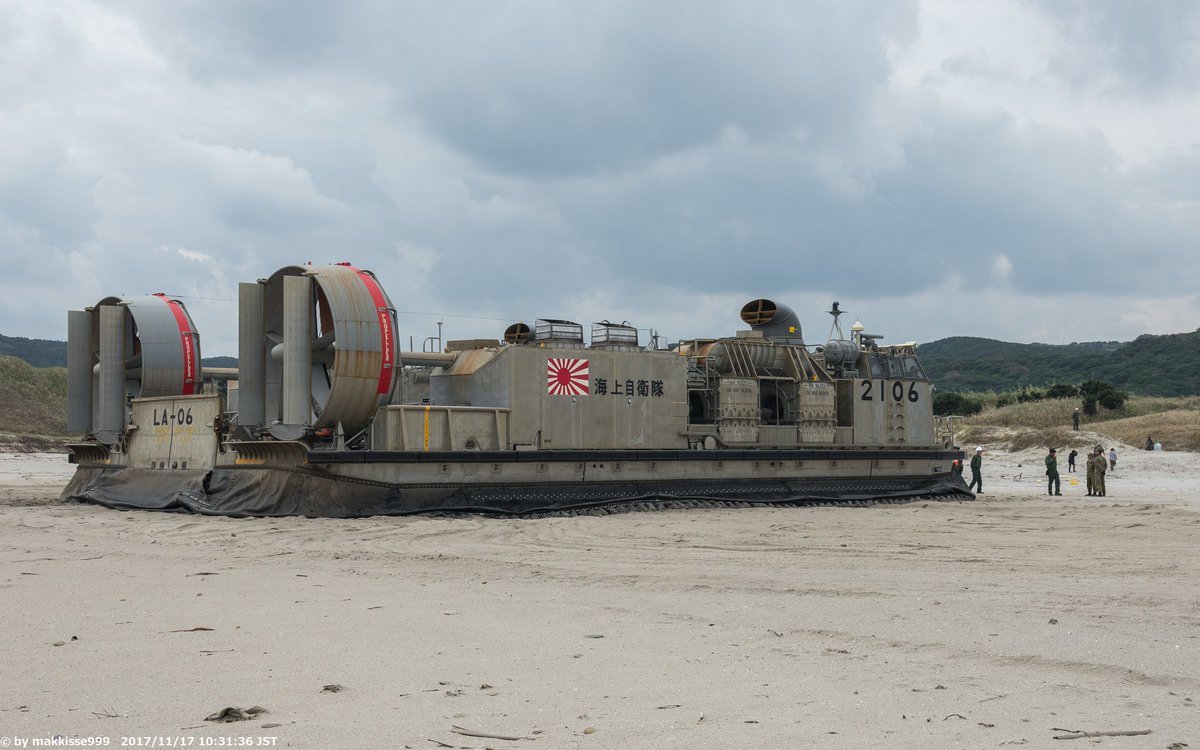 急遽予定変更で自衛隊の装備品展示を見学。#海上自衛隊 第1エアクッション艇隊 #LCAC 。#種子島 長浜海岸 (屋久津) 13:00頃まで、いるそうなので、動いているのも見にいくか・・・。