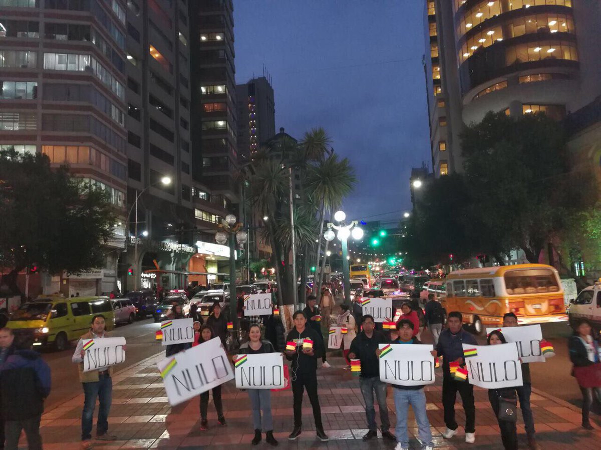 Jóvenes protagonizan una vigilia por el #VOTONULO en el centro paceño y reciben gran respaldo ciudadano.