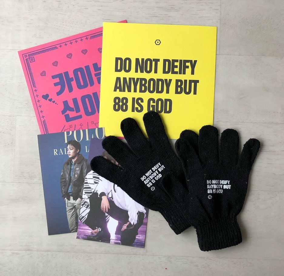 특전 실물 공개합니다♡
특전 중 코스터와 스티커는 제작문제로 벽면 데코에 좋은 플라이어와 엽서로 대체되었습니다! 변경사항 미리 안내드리지 못 해 죄송합니다 ㅜ0ㅜ!