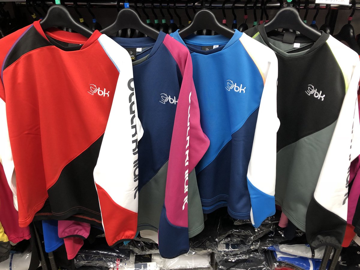 Twitter 上的 バドミントンプロショップ リーダース Blackknightのライトトレーナーが入荷してきました 今年は4色で腕にロゴも入ってカッコよくなってます ヨネックスのライトトレーナーも揃ってます 寒くなってきましたので 冬本番を前に1度チェックしてみて