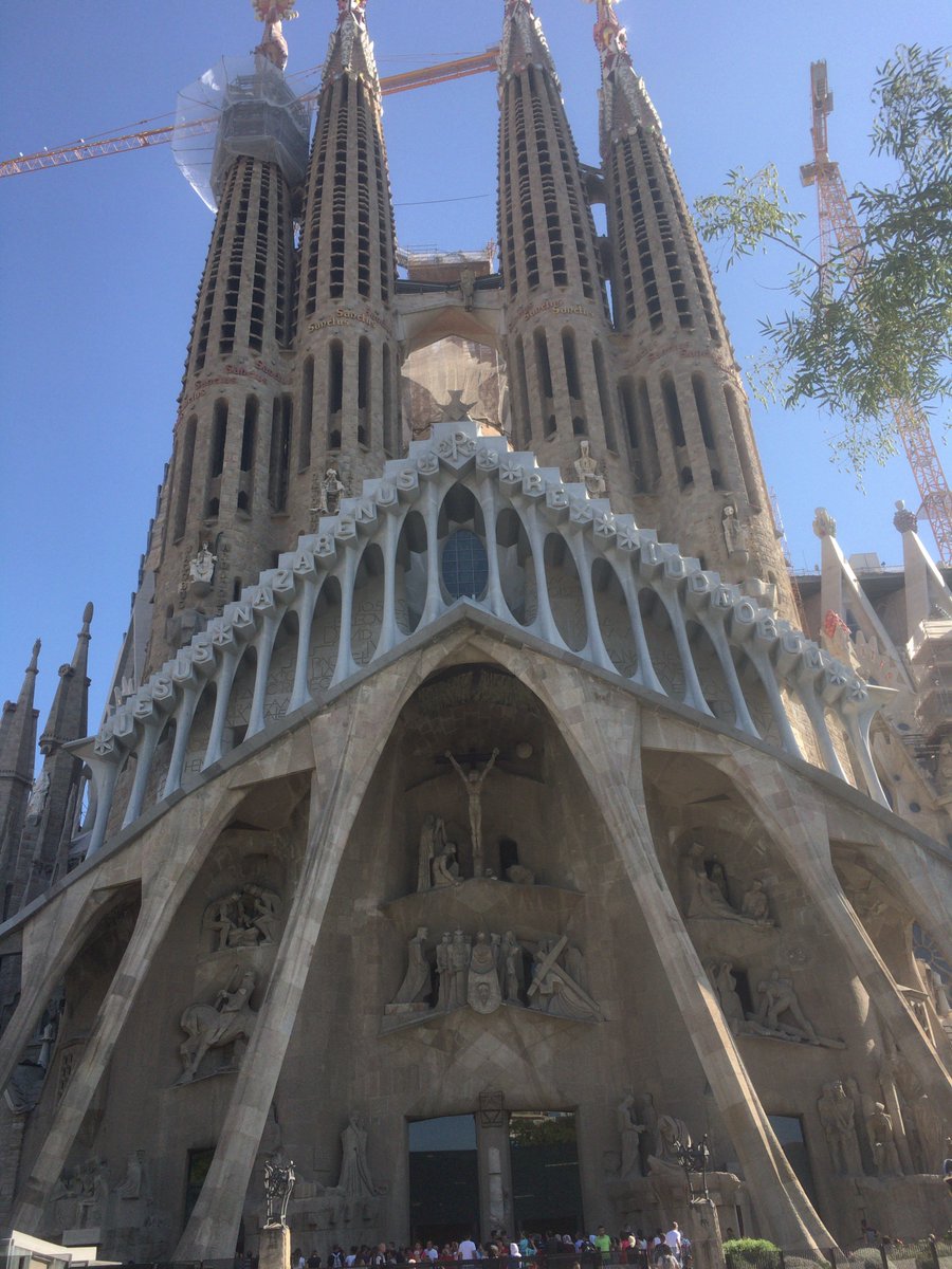 世界と日本の建築bot 11サグラダ ファミリア バルセロナ スペイン 建築家 アントニオ ガウディ 26年完成予定 T Co Hzdbp9pten