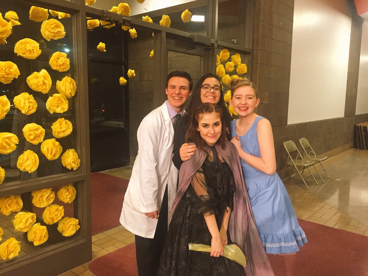 nicolelynnd510's tweet photo. if you have not seen this show yet, you’re CRAZY!!! An incredible show put on by even more incredible people❤️ Bravo #CVBigFish 🌼🐠 https://t.co/d2Wh5lZ45Y