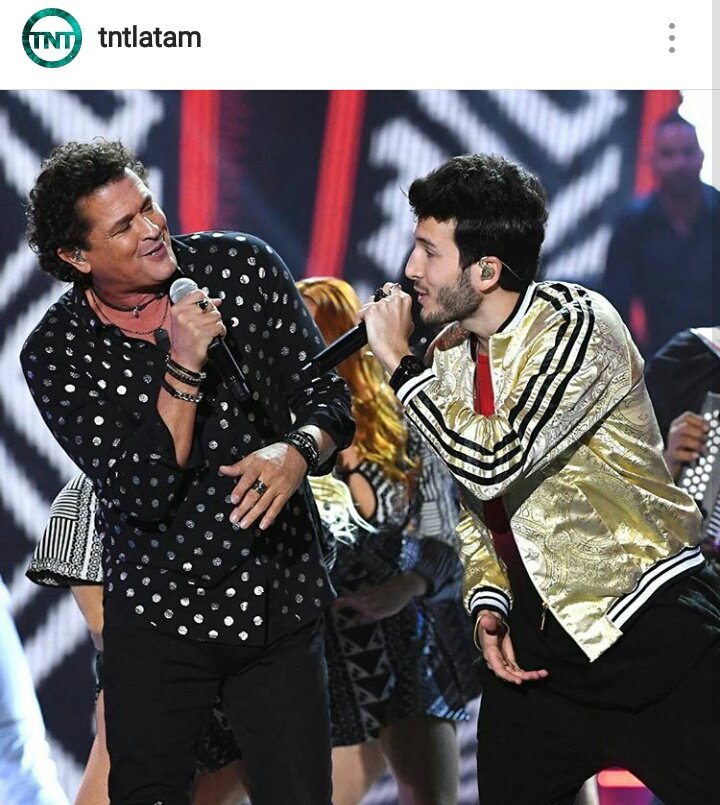 friki_laura's tweet photo. #YatraEnLosLatinGrammy y junto con un grande @carlosvives  😍👏 #RobarteUnBeso excelente  @SebastianYatra  #YatraBogota https://t.co/bXBaSLJxtr