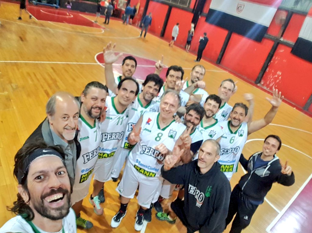 MaxiBasquetFCO's tweet photo. Game #1 adentró. El Maxi 40 Campeón en una noche de juego y sacrificio en defensa derrotó 67-50 y mantiene invicto de 12 juegos. Arriba https://t.co/240dnDgq2d