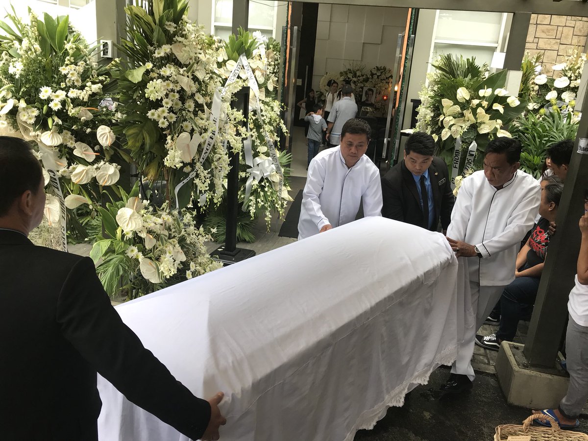 ABSCBN_Showbiz's tweet photo. Labi ng Hashtag member na si Franco, inilipat na sa crematorium | via @showbizjeff https://t.co/tyi2uaa06x
