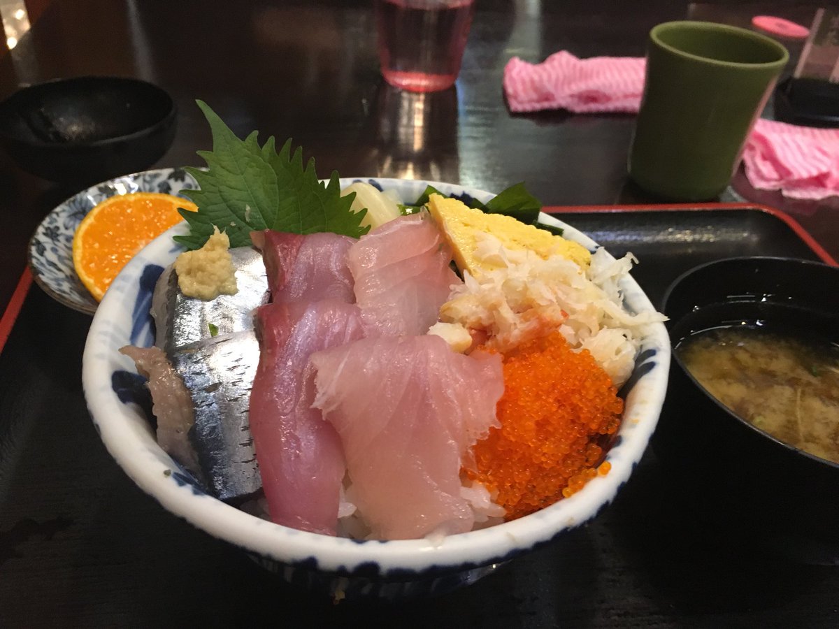 Narazuki 今日は朝から山形へ おー雪が お山は真っ白でした そして取って返してお昼は仙台 の杜の市場の どん辰 で日替り丼650円 お昼ごはん 昼食 Lunch ランチ 海鮮丼 日替り丼 杜の市場 どん辰 峠は雪 仙台 山形 T Co