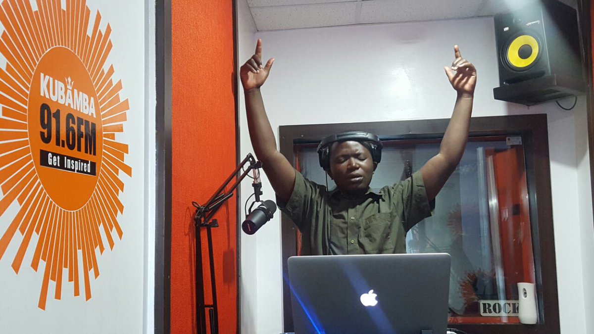DJKrowbar's tweet photo. he worshiping deejay @VDeejay_Hobbz with hands lifted up, let God ARISE and His enemies be scattered. #KubambaBreakfast https://t.co/AsZzTwpuPx
