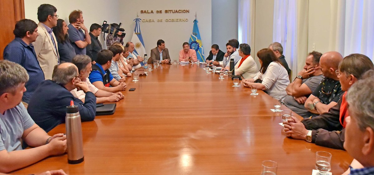 gobiernochubut's tweet photo. El Gobierno y el sector pesquero acordaron postura al intento de avasallamiento de la autonomía provincial
#Chubut #SuperandoLímites
https://t.co/fpgo5kFWrF https://t.co/bUJ4Lrral9