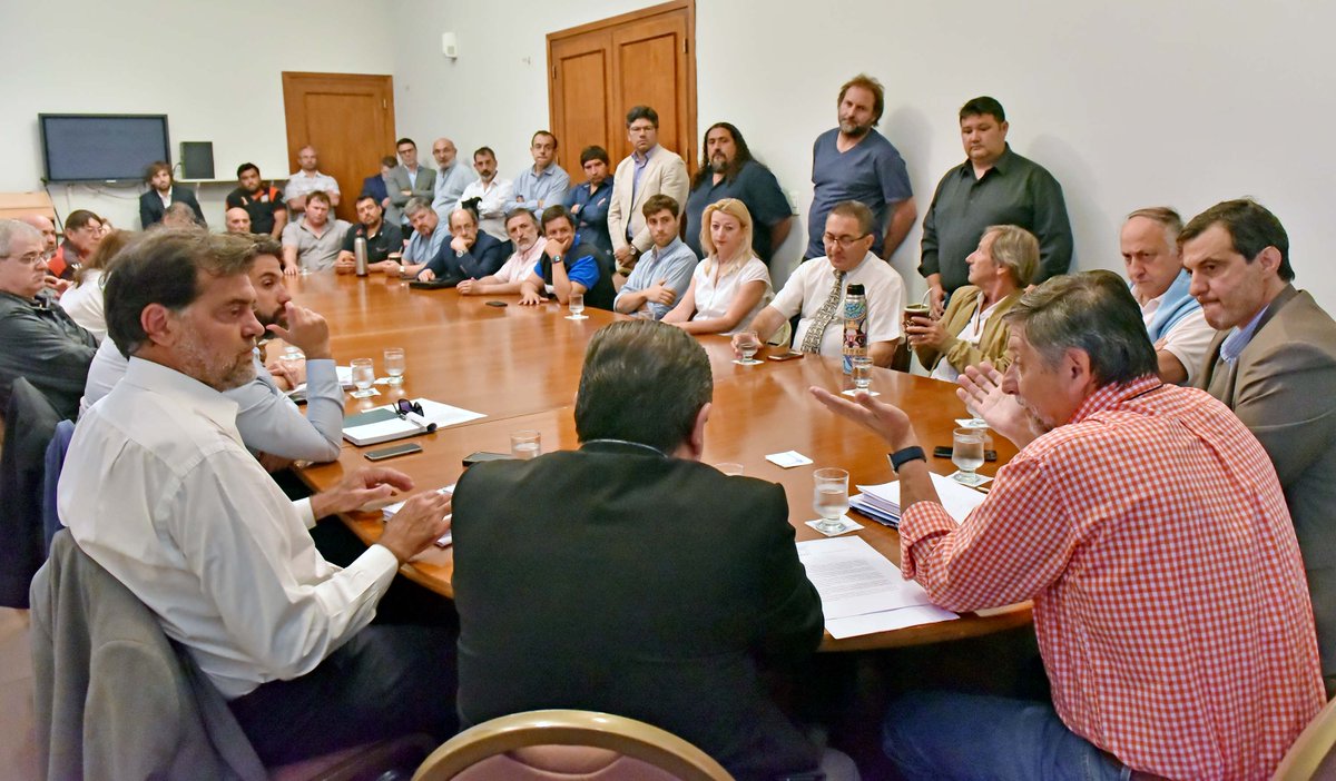 gobiernochubut's tweet photo. El Gobierno y el sector pesquero acordaron postura al intento de avasallamiento de la autonomía provincial
#Chubut #SuperandoLímites
https://t.co/fpgo5kFWrF https://t.co/bUJ4Lrral9