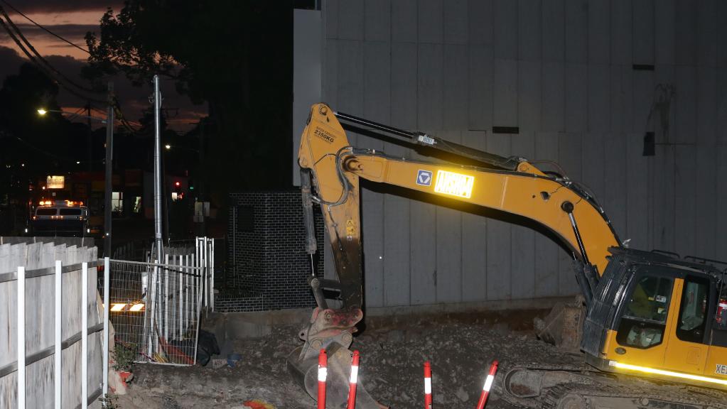 ExcavatorV's tweet photo. 👨‍🚒#ExcavatorVideos  The body of a male has been located in the bucket of an excavator on a late night construction site # @ExcavatorV 👩‍🚒 https://t.co/MqDw6Wjca0