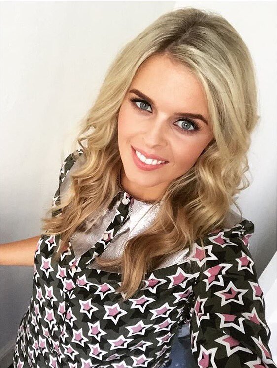 Manley's tweet photo. Swooning over the beauty @Ailbhegarrihyx in our #AW16 Sadie shirt 😍 #wearingirish #mymanley https://t.co/RE5dZEwxKK