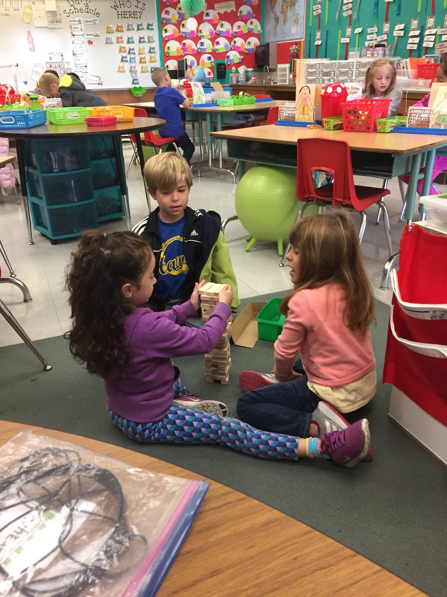 highlandsfirst's tweet photo. Sight Word Jenga during Daily 5 always a good time! #teamhighlands https://t.co/ecyqknMXH6