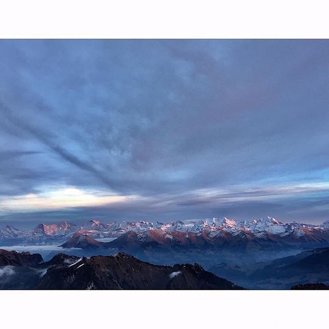 BerneseOberland's tweet photo. #wintermood #cosyevening #indecember ❄️☕
______________________
📷: @leenablank
#gantrisch #berneroberland #berneseoberland #bern #schweiz #switzerland #mountains #berge #alps #alpin #feelthealps #nature #naturelovers #outdoor #meetmeoutside #hike #hi… https://t.co/u6a3a3K1cG https://t.co/xD0aHv0ZxT