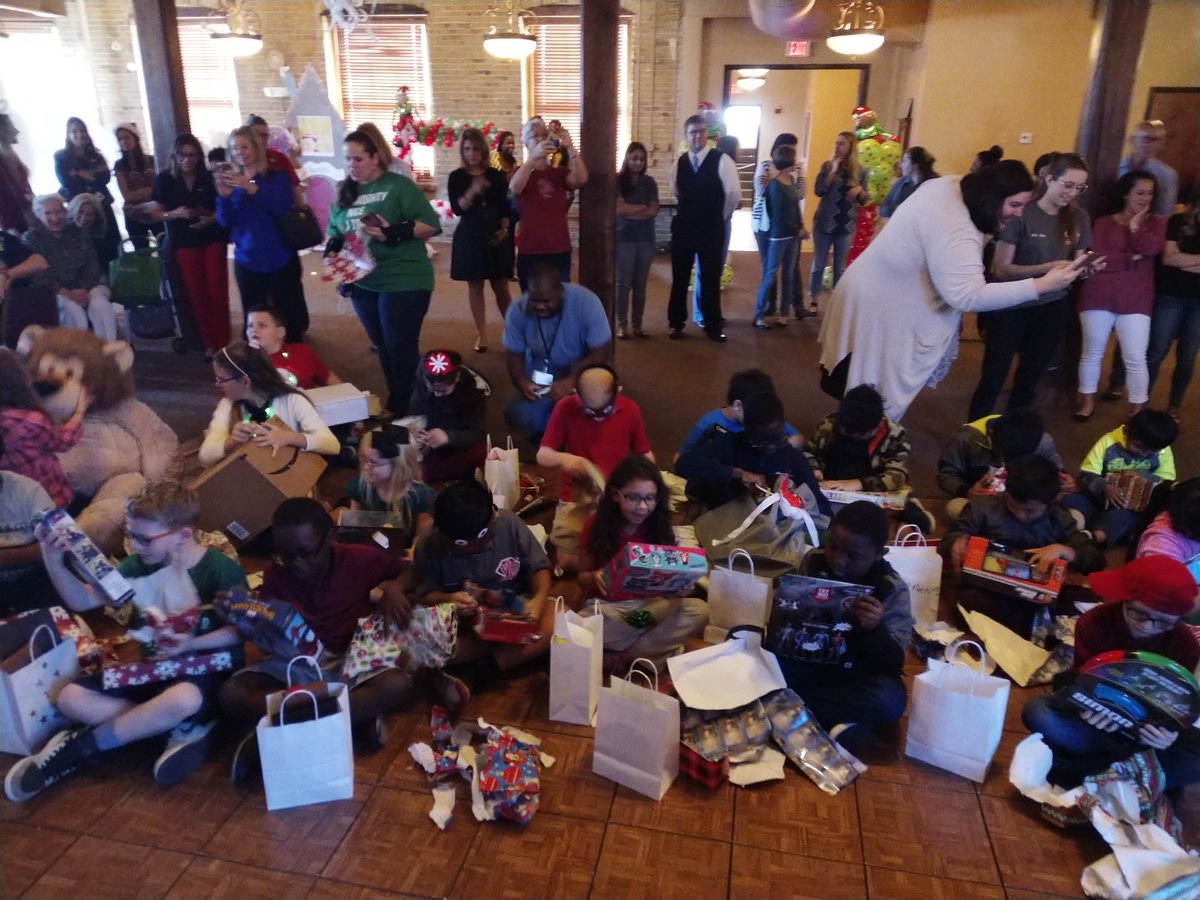 HCPS_ESESPARS's tweet photo. #Santa and now elves we so great to our elementary VI students at the @LionsEyeInst Holiday Hearts event today! #Holiday2017 #givingback https://t.co/qJSXvOcaom