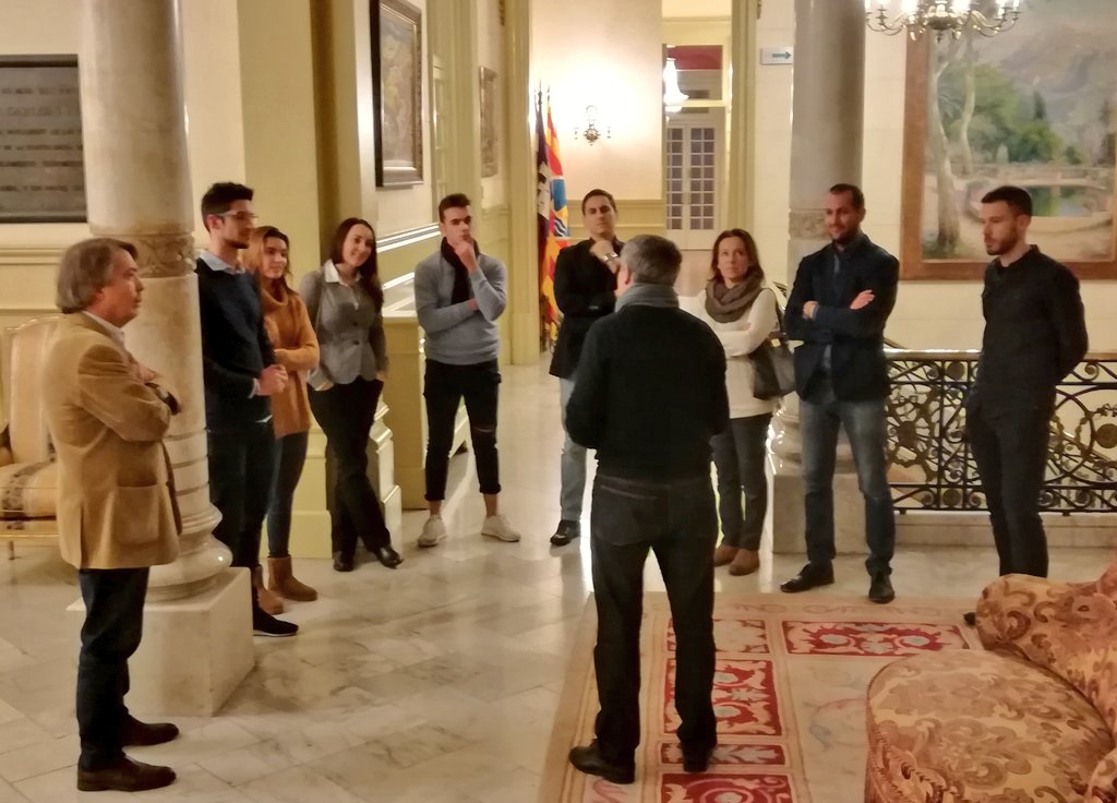 CsBaleares's tweet photo. Historia, curiosidades, detalles... esta tarde la cultura es la protagonista indiscutible 🏛️ Disfrutamos de una visita guiada por el #ParlamentIB con @JcsBaleares 👩🏻👨🏽👩🏼 #ParlamentObertCs https://t.co/PzhElcl5K7