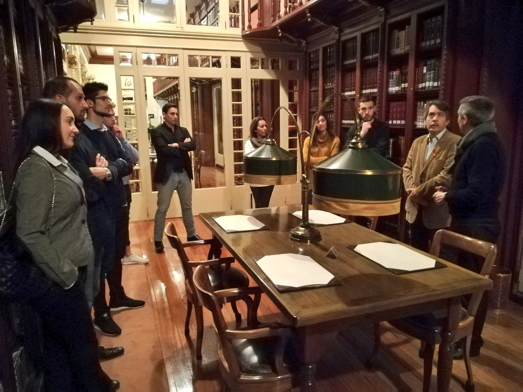 CsBaleares's tweet photo. Historia, curiosidades, detalles... esta tarde la cultura es la protagonista indiscutible 🏛️ Disfrutamos de una visita guiada por el #ParlamentIB con @JcsBaleares 👩🏻👨🏽👩🏼 #ParlamentObertCs https://t.co/PzhElcl5K7