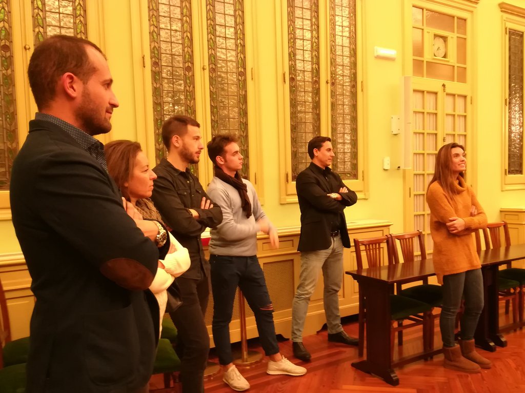 CsBaleares's tweet photo. Historia, curiosidades, detalles... esta tarde la cultura es la protagonista indiscutible 🏛️ Disfrutamos de una visita guiada por el #ParlamentIB con @JcsBaleares 👩🏻👨🏽👩🏼 #ParlamentObertCs https://t.co/PzhElcl5K7