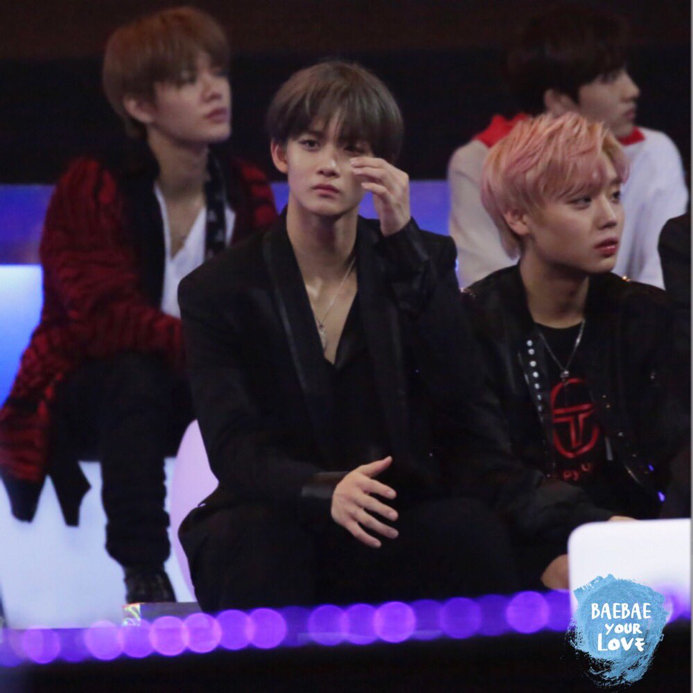 BAEBAE_YOURLOVE's tweet photo. 171201 MAMA 배배🌸 대기석의 왕자님 ㅠㅠㅠㅠㅠ #진영 #배진영 #워너원 https://t.co/Hq9BMum9N9