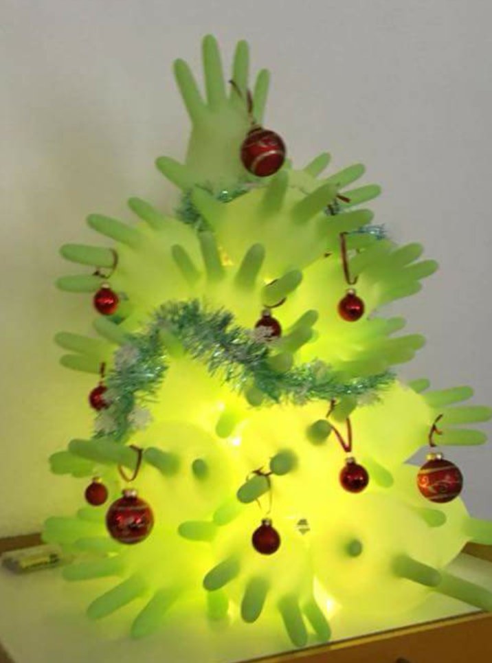 Weihnachtsbaum Aus Gummihandschuhen Christbaumkugeln Weiß Kunststoff
