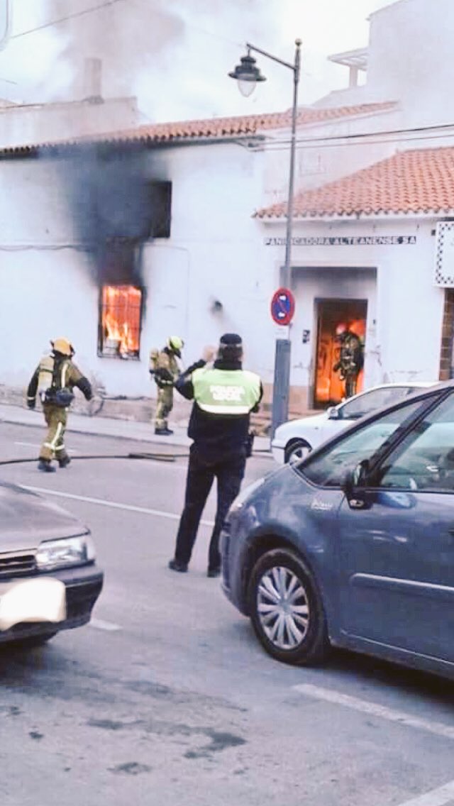 BombersDipu's tweet photo. Incendi #Altea intervenen dos dotacions de bombers del consorci provincial d’Alacant, parc de #Benidorm @BomberosDipuALC
#extingit https://t.co/p8mrvSqqQ5