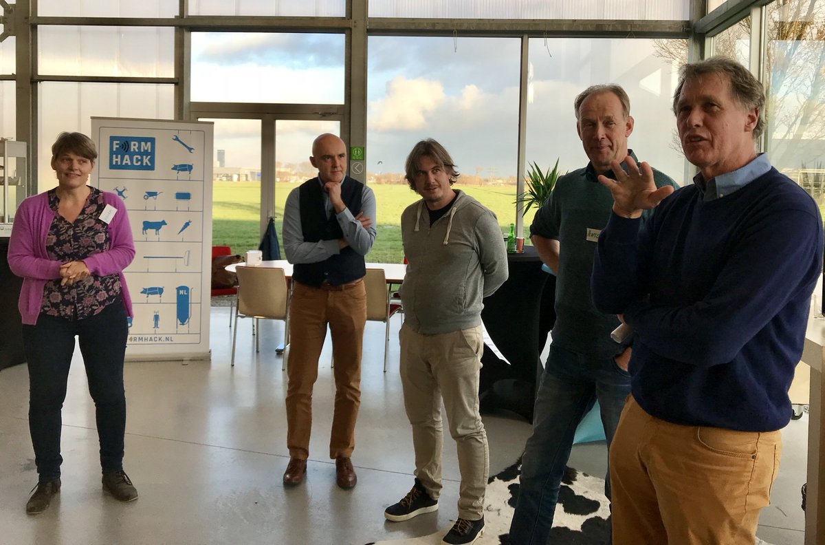 FarmHackNL's tweet photo. Gefeliciteerd team "Lots-of-Data": perceelsgegevens van #AgroDataCube van @WUR, ontsloten via #JoinData powered by @RovecomA_F, voor app leverancier op @akkerwebnl, winnaar van de #JoinData FarmHack! https://t.co/1ihjGqzMpH