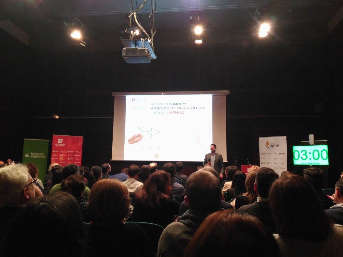 _Argi_'s tweet photo. Emilio San Martín, participante de #Pint16Log defendiendo su #Tesis3Minutos https://t.co/CYemLgOfJo