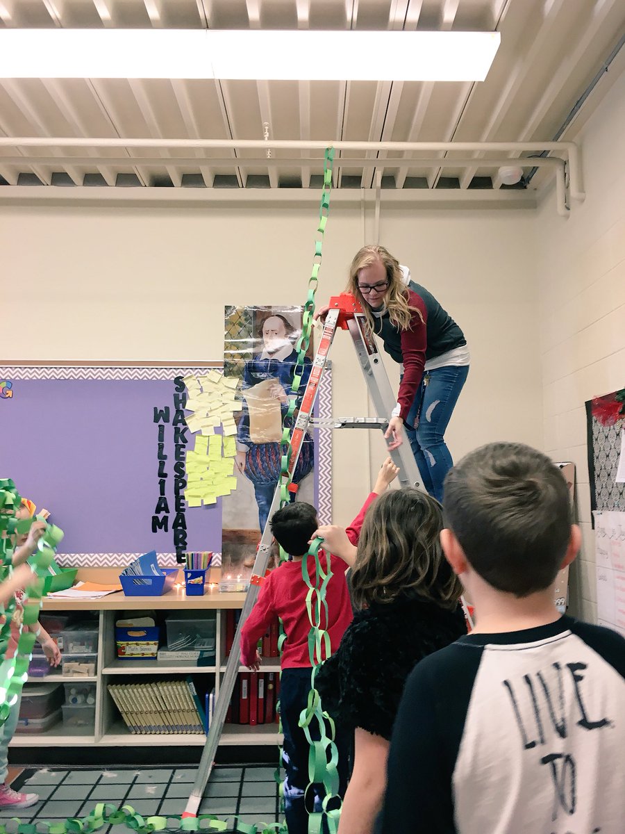 MsCarruthers5s's tweet image. STEAM challenge in art yesterday &amp;amp; bags of paper chains transformed into a classroom Christmas tree!! #Christmasin3C #3C #eipsstudents #eips #eipsteachers #wbfnews