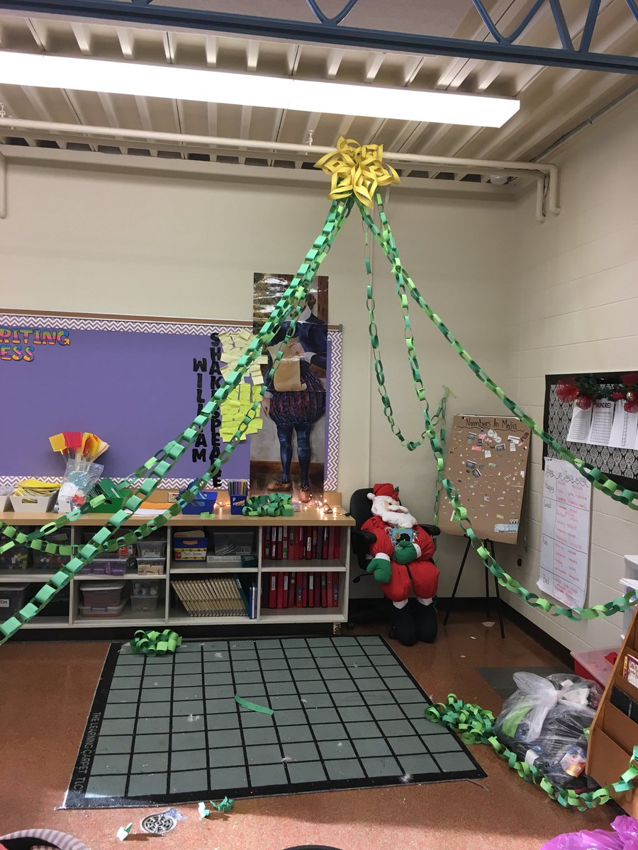 MsCarruthers5s's tweet image. STEAM challenge in art yesterday &amp;amp; bags of paper chains transformed into a classroom Christmas tree!! #Christmasin3C #3C #eipsstudents #eips #eipsteachers #wbfnews