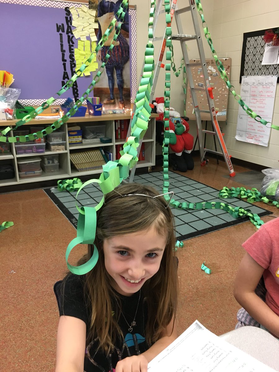 MsCarruthers5s's tweet image. STEAM challenge in art yesterday &amp;amp; bags of paper chains transformed into a classroom Christmas tree!! #Christmasin3C #3C #eipsstudents #eips #eipsteachers #wbfnews