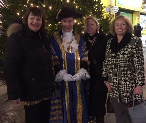 jacquiwilkin's tweet photo. The Festive Season has arrived in Pimlico! @PimlicoWarwick welcomed @LM_Westminster to switch on the Christmas lights. It was a great turnout from local residents joining in carol singing and  mulled wine and hot chocolate to keep us all warm! @CLWCA https://t.co/MePXErIrvq