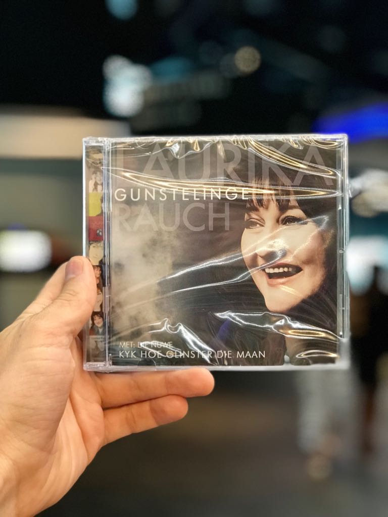 AfrIsGroot's tweet photo. @LaurikaRauch het die gehoor betower met #DieReis by #AiG2017Pta. Kry die lied op haar album #Gunstelinge. https://t.co/ZeMrQ8oC1I